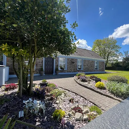 Charming 3 Bedroom With A Large Enclosed Garden Casa vacanze Fermoy