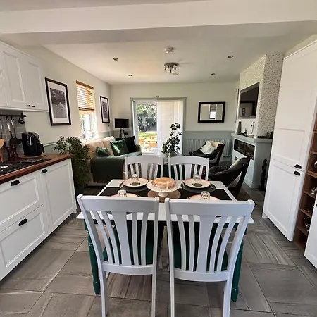 Casa vacanze Charming 3 Bedroom With A Large Enclosed Garden