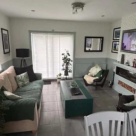 Charming 3 Bedroom With A Large Enclosed Garden *